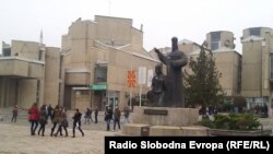 Споменикот на Свети Кирил и Методиј пред Универзитетот Свети Кирил и Методиј во Скопје