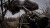 Тривалий час Лиманський напрямок був стабільним. На фото: військовослужбовець 24-ї ОМБр ЗСУ веде вогонь із самохідної гаубиці 2С5 «Гіацинт-С» поблизу Часового Яру, 18 листопада 2024 року