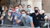 Tineri cu certificate digitale covid, la intrarea într-un muzeu din Italia