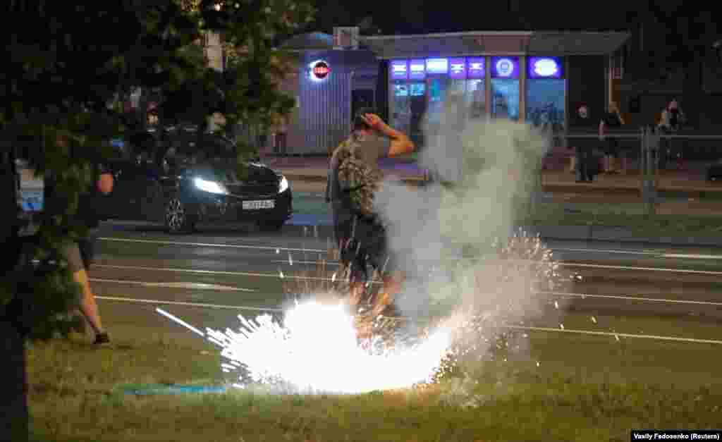 Detonacija pirotehničkog sredstva pored muškarca u Minsku, 10. avgusta.