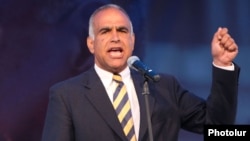 Armenia - Opposition leader Raffi Hovannisian addresses an election campaign rally in Yerevan, 2May2012.