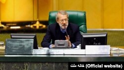 رئیس مجلس ایران می‌گوید که مصوبه افزایش حقوق چهارصد هزار تومانی کارکنان «لازم‌الاجرا است و دولت نمی‌تواند به این مصوبه عمل نکند».