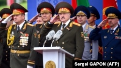 Олександр Лукашенко (с) не втрачає нагоди влаштувати військовий парад. На фото він на параді на День незалежності Білорусі 3 липня 2018 року. При цьому в лукашенківській Білорусі День незалежності присвячений не створенню держави, а визволенню її території від нацистів 1944 року