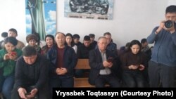 Активисты, пришедшие поддержать Кастера Мусаханулы и Мурагера Алимулы, обвиняемых в незаконном пересечении границы. Зайсан, 21 января 2020 года.