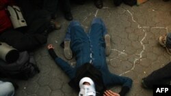 صحنه ای از نمایش صحنه قتل ندا آقا سلطان توسط «بسیجی ها» در مقابل سفارت بریتانیا
