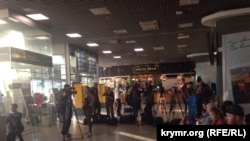 Журналісти очікують на в'язнів в аеропорту «Жуляни» в Києві, 30 серпня 2019 року