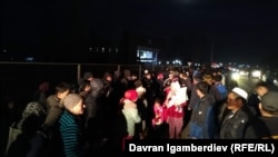 Пересекающие границу с Кыргызстаном жители сёл в Жамбылской области Казахстана. 8 февраля 2020 года.