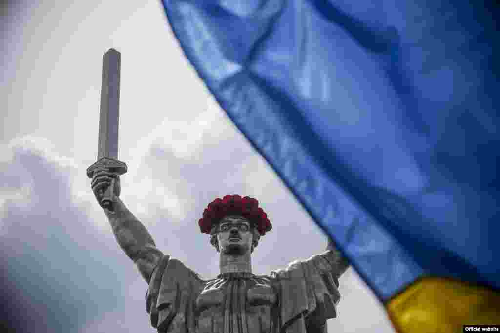 Третій рік поспіль монумент «Батьківщину-Матір» увінчує маковий вінок. Київ