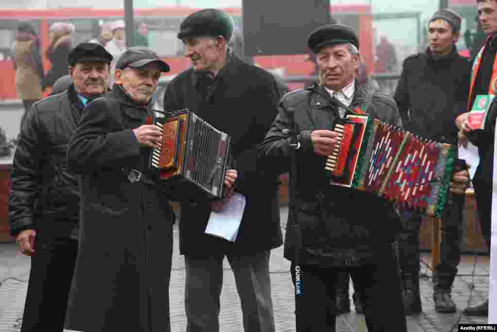 Чыгышлар җыр-биюләр белән үрелеп барды