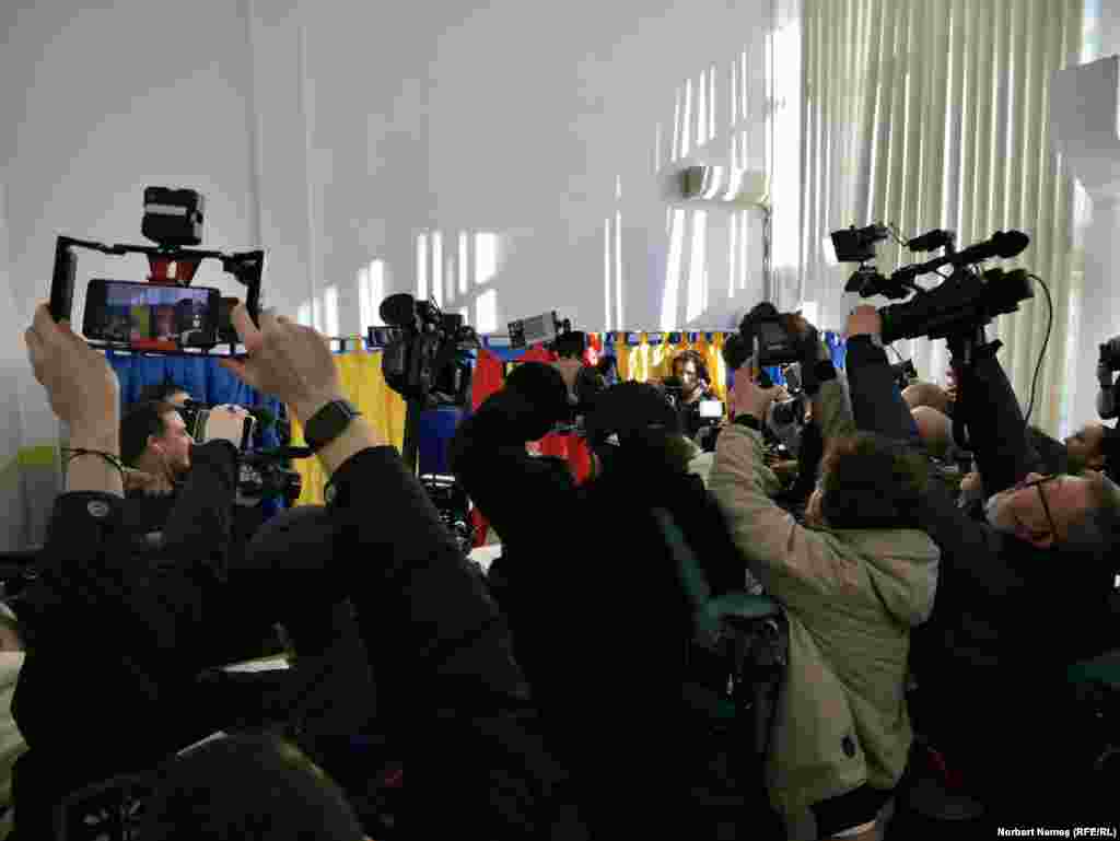 Aproape 19.000 de secții de votare au fost deschise în țară. 1.300 dintre ele sunt în București. În imagine: Un candidat la alegeri, prezent la vot. 