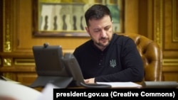 Volodimir Zelenski a sugerat că ar fi dispus să ia în considerare un armistițiu dacă teritoriile neocupate ale Ucrainei ar cădea sub protecția NATO.