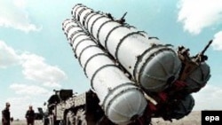 موشک های سيستم موشکی اس ۳۰۰ می توانند در آن واحد به ۱۰۰ هدف در فاصله ۱۲۰ کيلومتری شليک کنند(عکس: epa)