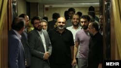مجتبی امینی، تهیهکننده سریال گاندو (نفر سوم از سمت چپ) و جواد افشار، کارگردان سریال (نفر اول از سمت راست)