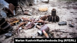 Ілюстраційне фото. Залишки боєприпасів у зруйнованій обстрілом будівлі в Станиці Луганській. Луганська обл., 18 травня 2011 року

