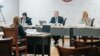 Члены комиссии «vetting» проводят собеседование с одной из судей Апелляционной палаты Центра.