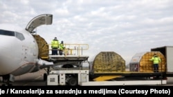 Вакцината на Фајзер пристигна на аеродромот во Белград, на 22 декември 2020 година.