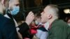 Священники окроплюють святою водою вірян та вербу.&nbsp;Київ, Володимирський обор