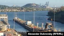 Canalul Panama. Miraflores, una dintre cele trei ecluze care fac parte din Canalul Panama și numele micului lac care o separă de ecluza Pedro Miguel din amonte.