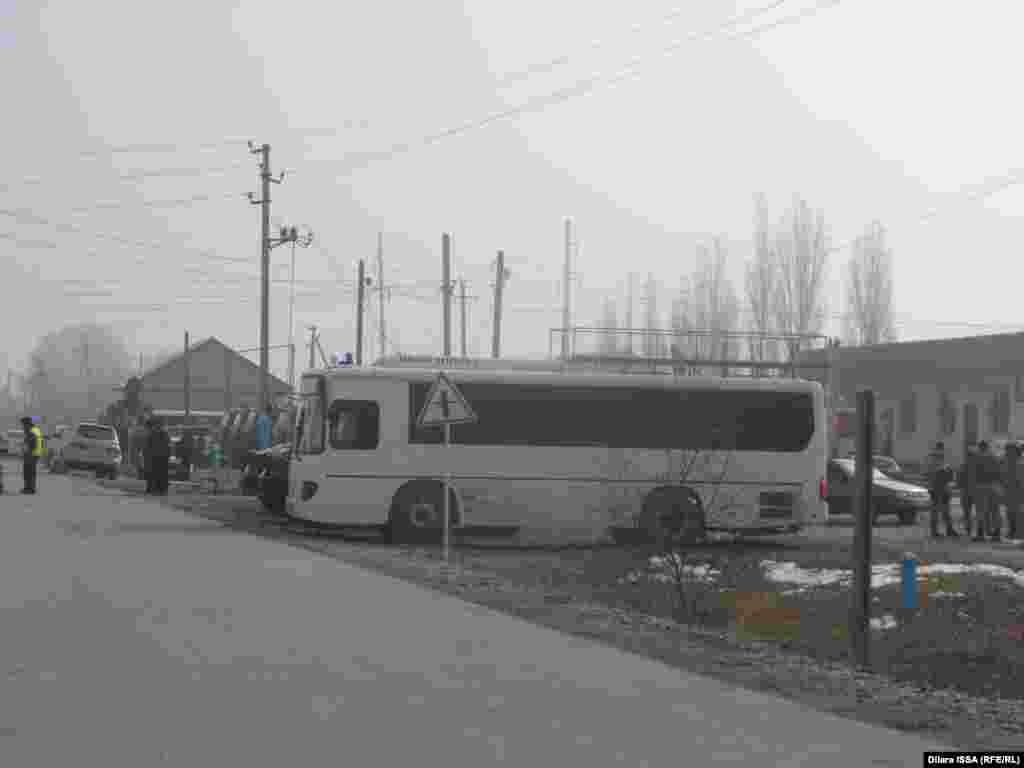 В экстренных мерах в селе задействованы и этот автобус с затемненными окнами. 
