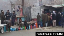 کابل کې د ګازو پېرلو په تمه يو شمېر ولاړ خلک