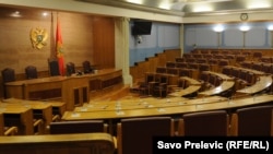 Državna revizorska institucija utvrdila je moguće zloupotrebe službenih putovanja i falsifikovanje dokumentacije od 2014. do 2016. godine kojima je budžet oštećen za oko 200.000 eura (Foto: Skupštinska sala Parlamenta Crne Gore)
