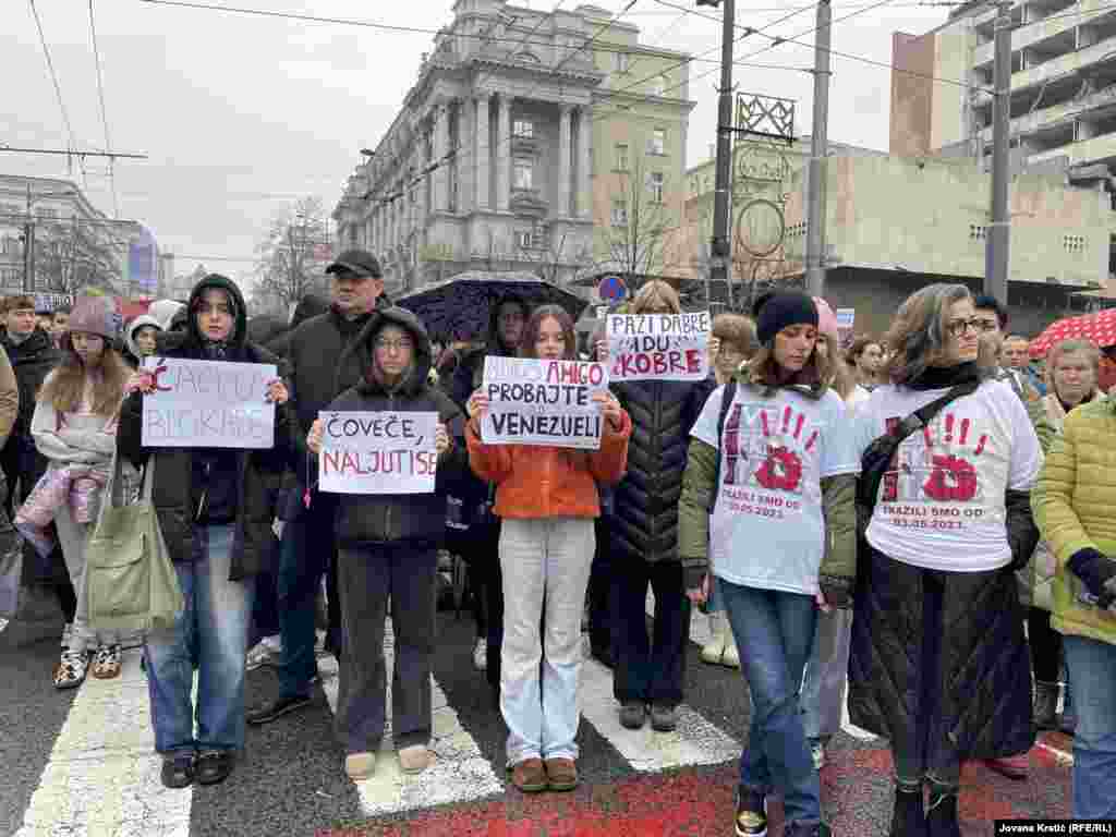 Protestatarii au purtat tricouri și pancarte cu mesaje care acuzau autoritățile că sunt responsabile pentru incidentul mortal.
