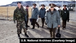 Viši komandanti ruskih strateških raketnih snaga ulaze u američku bazu interkontinentalnih balističkih projektila u oktobru 1996. godine