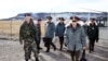 Висши командири от Ракетните войски със стратегическо предназначение влизат в американска база за междуконтинентални балистични ракети през октомври 1996 г. 