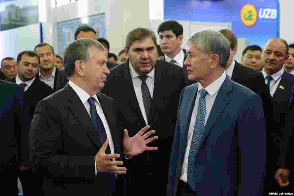 Ўзбекистон - Қирғиз президенти Алмазбек Атамбаев Тошкентга келди¸ Мирзиëев ҳамкасбини аэропортда ўзи кутиб олди.