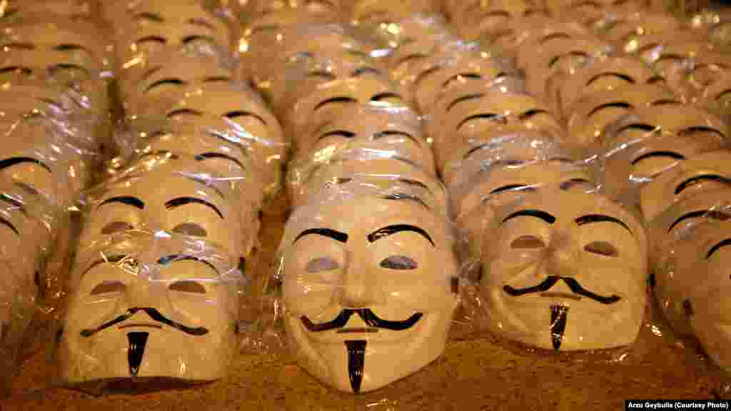 Maske ponuđene na prodaju demonstrantima u Istanbulu.