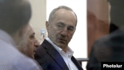 Armenia - Former President Robert Kocharian talks to his lawyers during his trial, Yerevan, April 2, 2021.