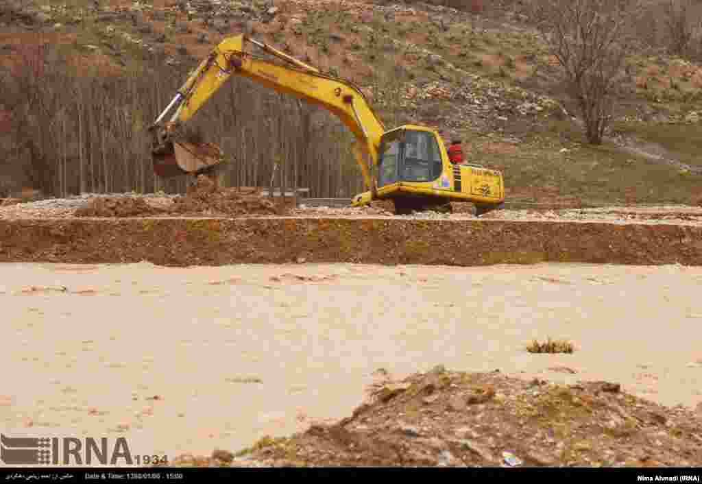 کوهرنگ در چهارمحال و بختیاری؛ دست‌کم یک روستای چهارمحال و بختیاری در پی وقوع سیل به صورت کامل زیر آب رفت.