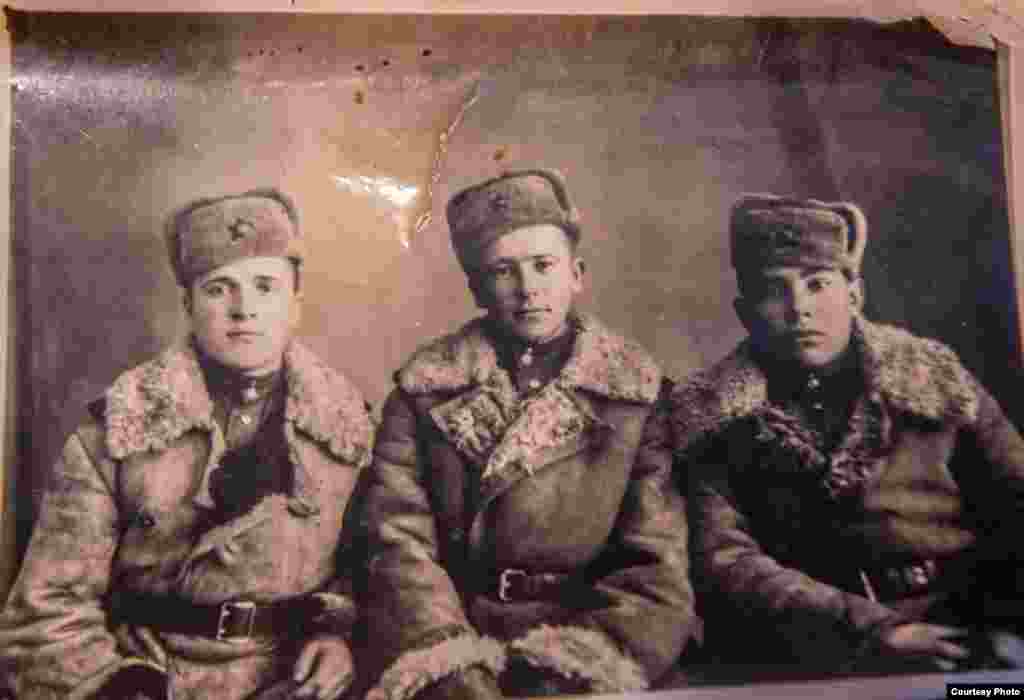 Василий Мандрыкин (оңдон биринчи) 1943-жылы 14 жашында согушка аттанган. Ал номер 32-Батыш ок атуу полкунда согушкан. Ал 1946-жылы үйүнө кайтып келген. "Үй-бүлөдө үч бир тууган элек. Агам 1941-жылы согушка кеткен. Ошол бойдон кайткан жок. Үч жаштагы иним ооруп чарчап калды. Атамды 1942-жылы алып кетишти. Ал Украинада согушуп жатканда мина жарылып каза болуптур", - деп эскерет ардагер "Азаттыкка" 2019-жылы берген маегинде. 