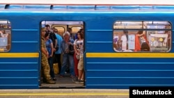 Раніше у метро повідомили про мінування станцій «Золоті ворота» та «Театральна»