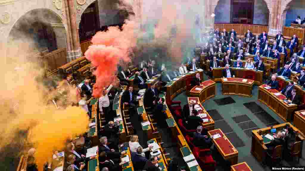A Momentum, amelynek képviselői a keddi szavazás előtt tiltakozásul piros-fehér-zöld füsttel borították be a parlamenti üléstermet, tüntetést szervezett kedd délutánra a Kossuth térre.