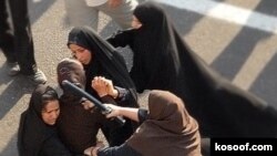 برخورد با فعالان جنبش زنان در ۲۲ خرداد دو سال پیش.
عکس از کسوف
