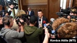  Rogán Antal, a Miniszterelnöki Kabinetirodát vezető miniszter nyilatkozik gazdasági bizottsági meghallgatása után a Parlamentben 2023. november 14-én