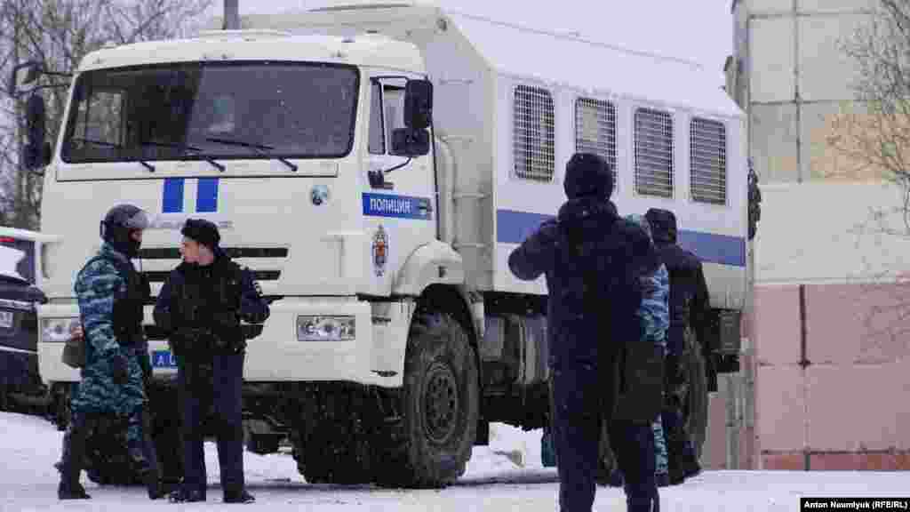 Как пишет в Фейсбуке журналист Антон Наумлюк, на место обыска в квартире Эмиля Курбединова прибыл спецназ