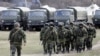  Окупація українського Криму. Російські військові без розпізнавальних знаків (так звані «зелені чоловічки») у селі Перевальне, 5 березня 2014 року