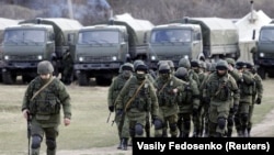  Окупація українського Криму. Російські військові без розпізнавальних знаків (так звані «зелені чоловічки») у селі Перевальне, 5 березня 2014 року