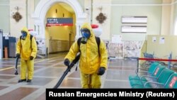 Истгоҳи роҳи оҳани Рижский ё Рижский вокзалро бо маводи зиддиуфунӣ пок мекунанд