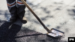 Iz Ministarstva su naveli da će se poslodavcima isplatiti da ubuduće osiguravaju radnike na puni iznos zarade, jer bi imali iste ili čak i manje troškove (ilustrativna fotografija: radnik na ulici)