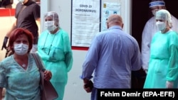 Medicinsko osoblje ispred bolnice u Sarajevu 