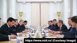 Türkmenistanyň wise-premýerleri daşary işler ministri Reşit Meredow we ýokary gözegçilik palatasynyň başlygy Serdar Berdimuhamedowyň Orsýetiň daşary işler ministri Sergeý Lawrow bilen gepleşigi, Moskwa, 1-nji aprel, 2021