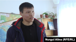 Азаматтық белсенді Нұрбол Өнерхан өзі жұмыс істеген Старобелка негізгі мектебінде. Петропавл қаласы Ғабит Мүсірепов ауданы Старобелка ауылы. 14 ақпан 2020 жыл.