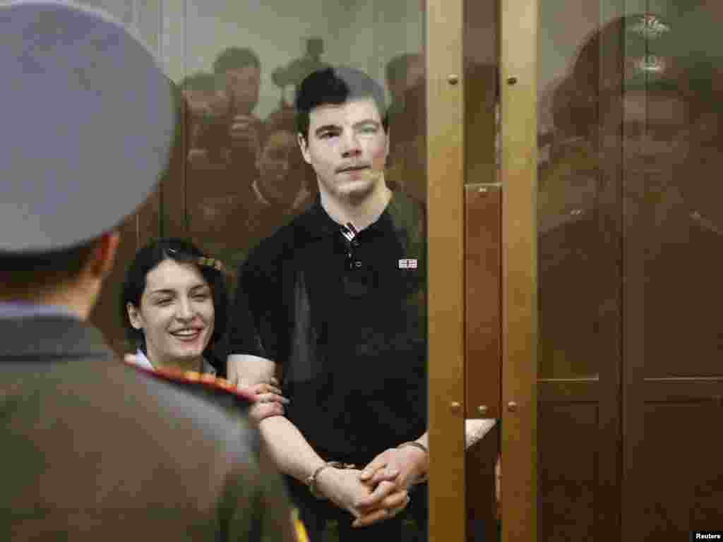Судебное заседание в Москве. - Никита Тихонов (справа) и Евгения Хасис слушают вердикты суда. Хасис получила 18 лет, а Тихонов - пожизненное заключение за убийство адвоката Станислава Маркелова и журналистки Анастасии Бабуровой. Reuters.