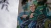 Një mural në Prishtinë për Faruk Kukajn, person që përdor karrocën për të lëvizur.