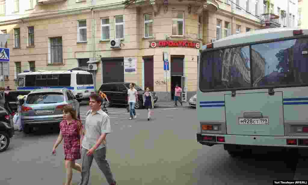 В переулке #оккупайарбат 2 автобуса полиции. До ОВД "Арбат" нести всего 100 метров