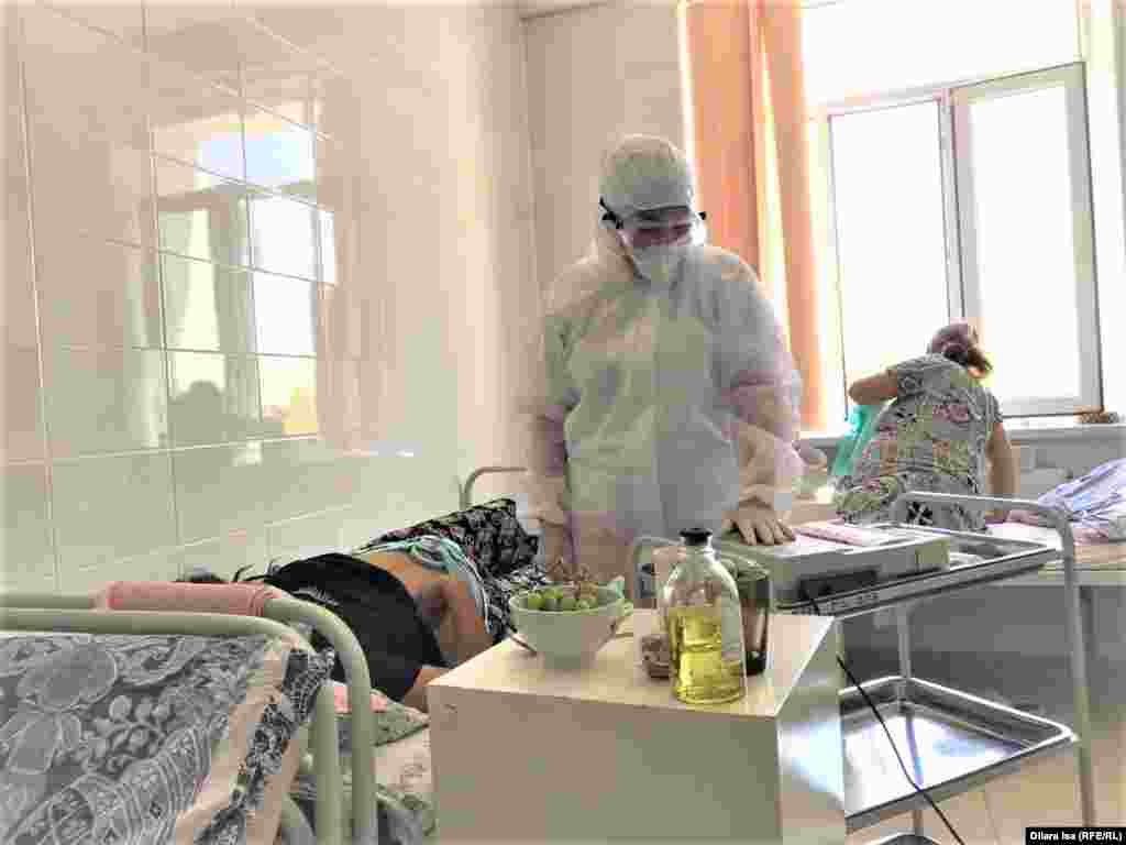 Представитель больницы говорит, что из 364 пациентов, которые в настоящее время находятся в центре, 320 не могут дышать самостоятельно. У большинства из них поражение легких — от 70 до 95 процентов