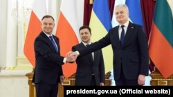 Володимир Зеленський (у центрі) зустрівся з Анджеєм Дудою (ліворуч) та Гітанасом Науседою в Києві 23 лютого